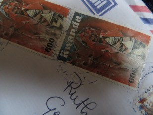 Een brief uit Afrika met een Rwandese postzegel