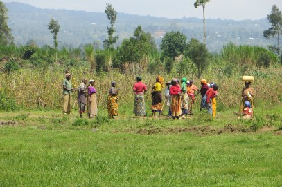 Rwandese vrouwen onderweg